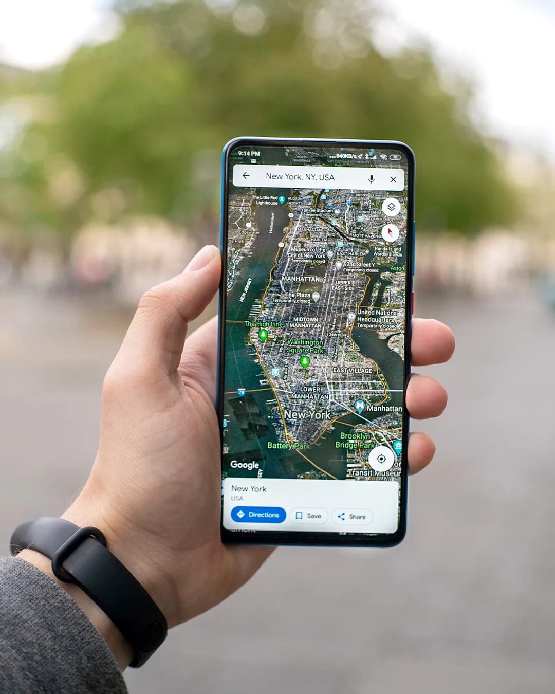 Google Maps blue dot interface showing location controls and privacy settings